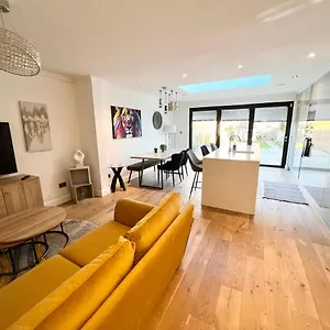 Comfortable 3 Bedroom House With Garden And Parking - Sleeps Up To 6 Holiday home Catford